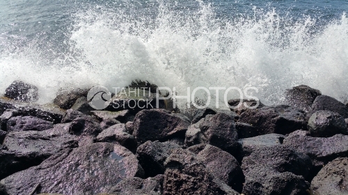 Waves and Rocks, Des vagues et des Rochers