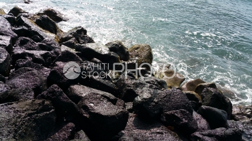 Waves and Rocks, Des vagues et des Rochers