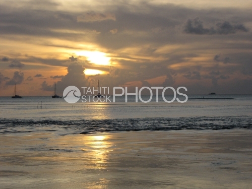 Sunset on lagoon and sail boats, Coucher de soleil sur le lagon