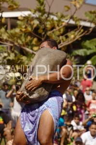 Heiva traditionnal sport contest, Stone carrier with pareo hidden by the rock