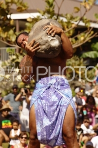 Heiva traditionnal sport contest, Stone carrier with pareo hidden by the rock