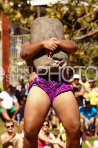 Heiva traditionnal sport contest, Stone carrier hidden by the rock