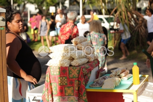 Tahitian Woman saling pop corn