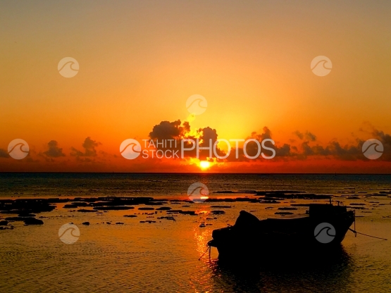 Fishingboat in the lagoon of Hauru, Moorea, during sunset