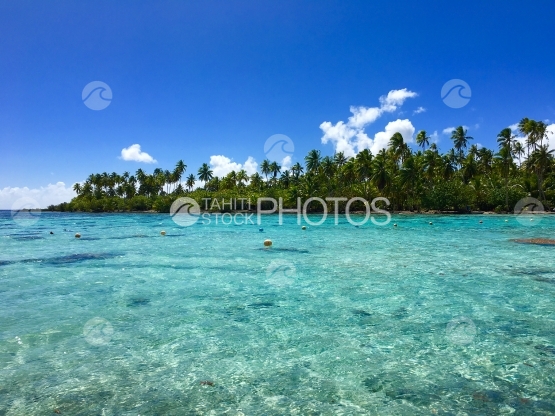 Lagoon at motu Tautau on Tahaa