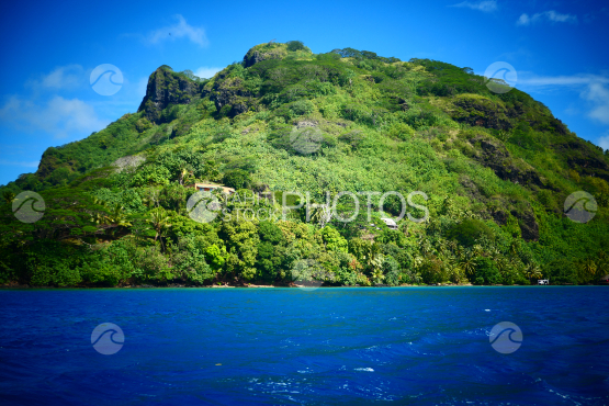 Coast line and lagoon of Huahine