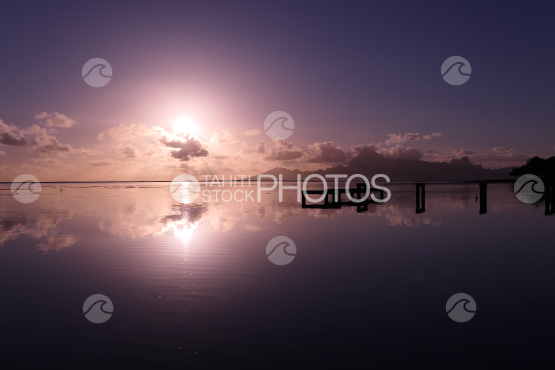 Sunset shot from Tahiti, view on Moorea
