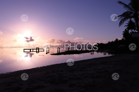 Sunset shot from Tahiti, view on Moorea