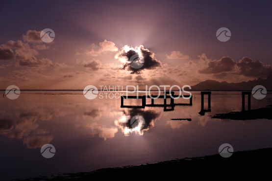 Sunset shot from Tahiti, view on Moorea