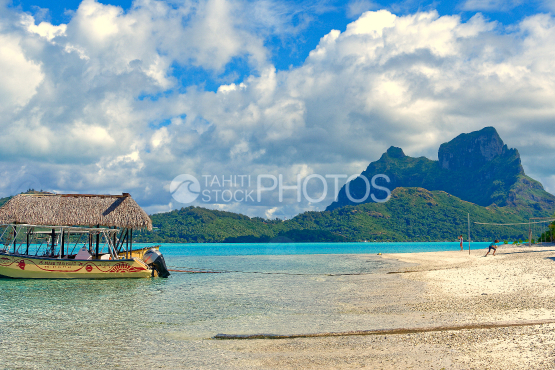 Mountain and lagoon of bora bora 