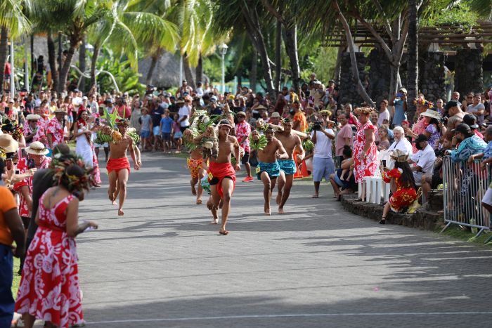 Traditional race of fruits carriers, Tuaro, Tahiti