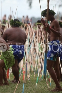 Men with pareos and Traditional Spear Contest, Lanceurs de Javelots Traditionnels Polynésiens en pareo