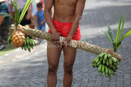 Tahiti, Young Polynesian men carrying bunches of bananas, Fruit Carrier Race, Tuaro Maohi, Polynesia