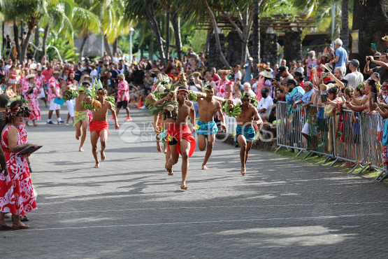 Tahiti, Polynesian men running, race of fruit bearers, Tuaro Maohi, Polynesia