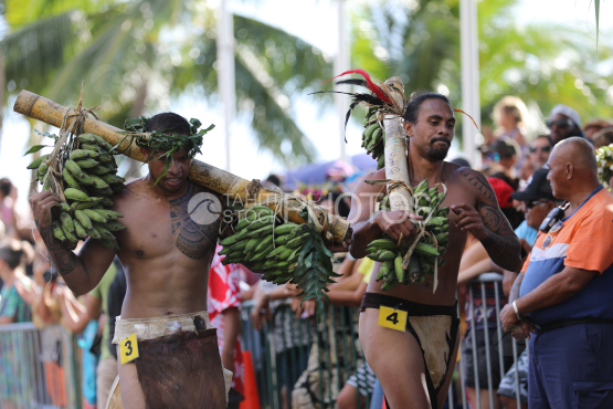 Tahiti, Polynesian men running, race of fruit bearers, Tuaro Maohi, Polynesia
