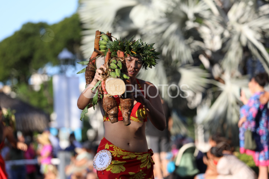 Tahiti, Woman rinning in the Race of fruit bearers, Tuaro Maohi, Polynesia