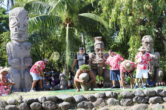Tahiti, Man lifting a heavy stone, Stone lifting competition, Tuaro Maohi, Polynesia