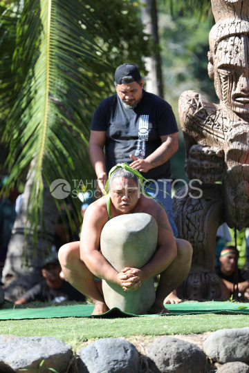 Tahiti, Man lifting a heavy stone, Stone lifting competition, Tuaro Maohi, Polynesia